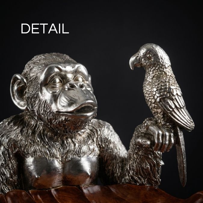 Patung Gorila dengan Burung Nuri Silver dan Daun Resin Unik